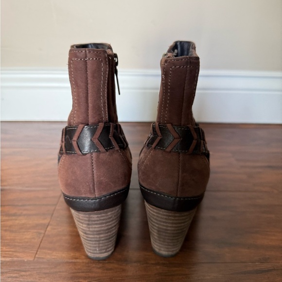 Clark’s Artisan Brown Notes buck leather Ankle Boots with Buckle Detail-Size 8 - Picture 2 of 4